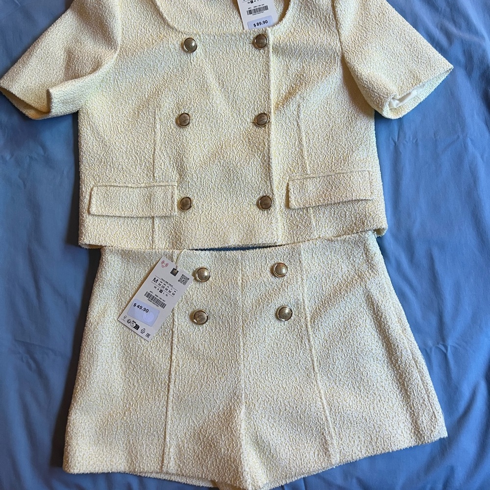 STRUCTURED SHORT SLEEVES BLAZER AND TEXTURED SHORT WITH GOLD BOTTONS